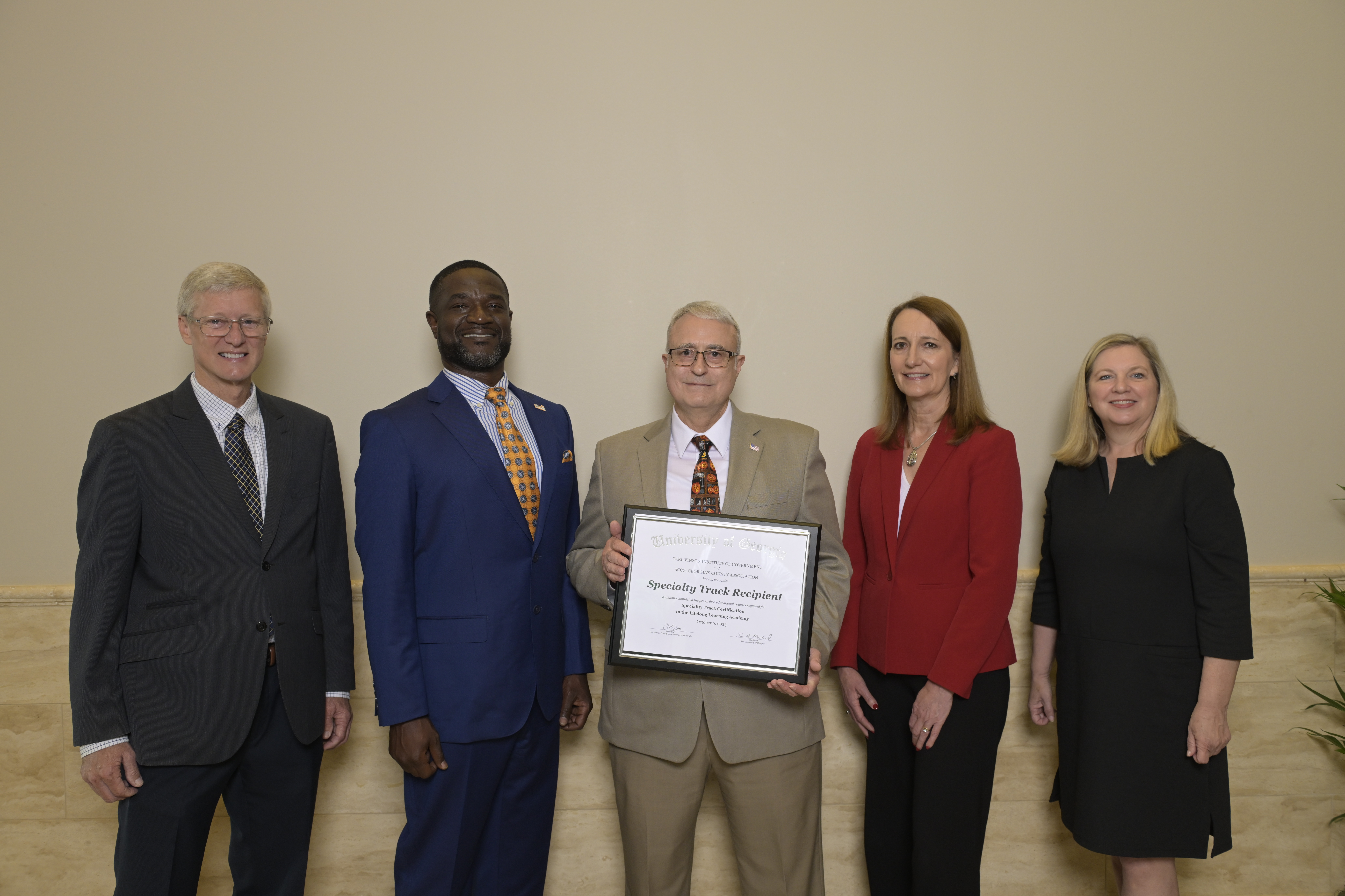 Commissioner Oddo receives his certificate from ACCG officials.